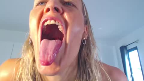 Lola online show from April 26, 2026, 1:47 am