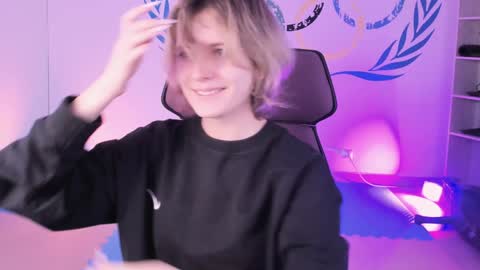 Snapshot of lolaasmus chatting on December 24, 2024, 5:05 am I consider myself the god Loki but life just calls me LOL online show from December 24, 2024, 5:05 am