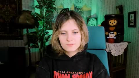 Snapshot of lolaasmus chatting on February 19, 2025, 5:05 am I consider myself the god Loki but life just calls me LOL online show from February 19, 2025, 5:05 am