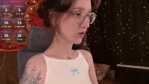 lolami_ online show from June 24, 2026, 7:29 am