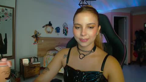 Snapshot of lolaverse chatting on November 12, 2025, 9:36 pm Lola doll online show from November 12, 2025, 9:36 pm