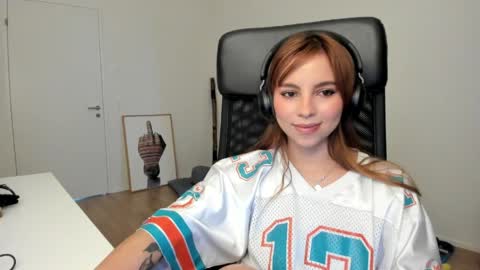Snapshot of lolaverse chatting on April 6, 2026, 6:25 am Lola doll online show from April 6, 2026, 6:25 am