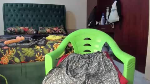 lolly_preety online show from April 29, 2026, 6:28 am