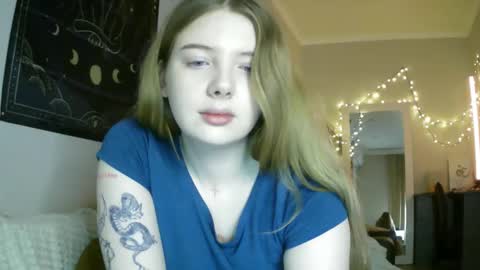 Snapshot of lollylol11 chatting on December 23, 2024, 2:35 am Lilly online show from December 23, 2024, 2:35 am