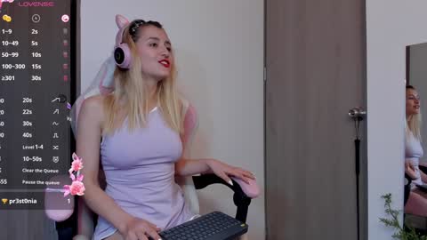 Snapshot of lollypetitte_ chatting on December 24, 2024, 12:11 am Lolly online show from December 24, 2024, 12:11 am