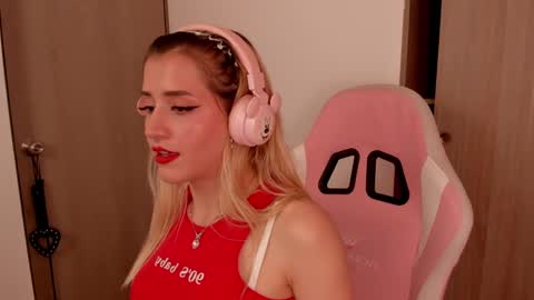 Snapshot of lollypetitte_ chatting on February 18, 2025, 12:04 am Lolly online show from February 18, 2025, 12:04 am