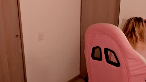 Snapshot of lollypetitte_ chatting on February 25, 2025, 3:31 am Lolly online show from February 25, 2025, 3:31 am