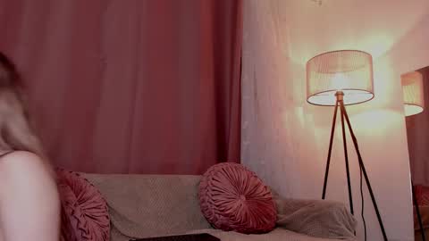 Snapshot of lollypetitte_ chatting on November 18, 2025, 7:24 am Lolly online show from November 18, 2025, 7:24 am