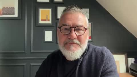 Snapshot of londongent2023 chatting on June 3, 2026, 10:07 am EnglishBear online show from June 3, 2026, 10:07 am