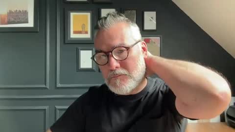 Snapshot of londongent2023 chatting on June 8, 2026, 10:37 am EnglishBear online show from June 8, 2026, 10:37 am