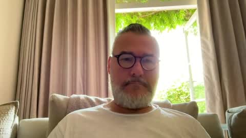 Snapshot of londongent2023 chatting on June 23, 2026, 10:57 am EnglishBear online show from June 23, 2026, 10:57 am