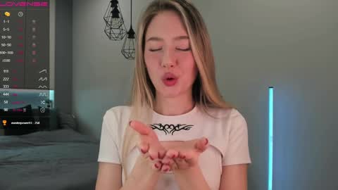 Snapshot of longoriaeva chatting on February 20, 2025, 6:46 pm Eva online show from February 20, 2025, 6:46 pm