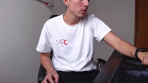 Snapshot of looki_16 chatting on March 7, 2025, 4:44 pm looki 16 online show from March 7, 2025, 4:44 pm