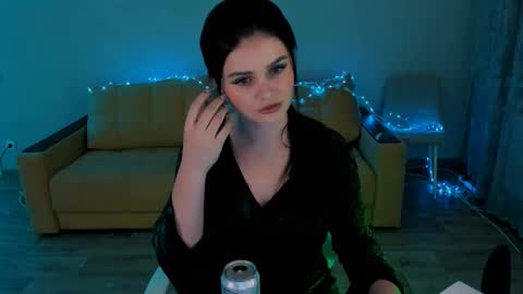 Lora Cain online show from December 18, 2025, 2:56 pm