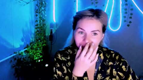 Lora online show from September 25, 2025, 2:26 am