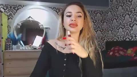 Queen LoraSinClare online show from December 17, 2025, 9:37 am