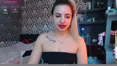 Snapshot of lorasinclare chatting on March 25, 2026, 7:36 am Queen LoraSinClare online show from March 25, 2026, 7:36 am