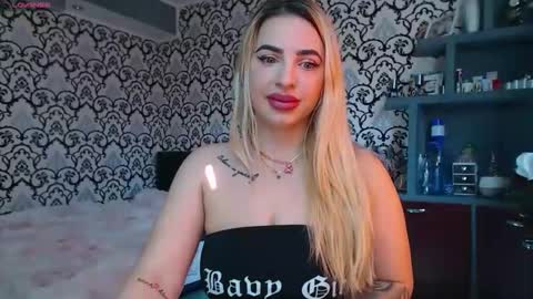 Snapshot of lorasinclare chatting on April 15, 2026, 7:04 am Queen LoraSinClare online show from April 15, 2026, 7:04 am