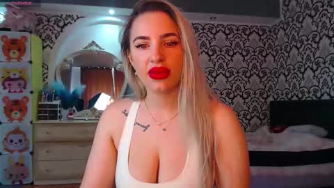 Snapshot of lorasinclare chatting on April 27, 2026, 6:55 am Queen LoraSinClare online show from April 27, 2026, 6:55 am