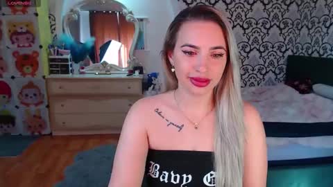 Snapshot of lorasinclare chatting on April 28, 2026, 7:02 am Queen LoraSinClare online show from April 28, 2026, 7:02 am