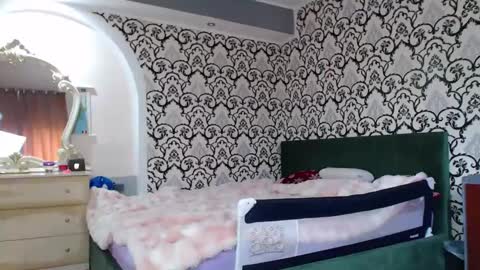 Snapshot of lorasinclare chatting on April 30, 2026, 7:58 am Queen LoraSinClare online show from April 30, 2026, 7:58 am