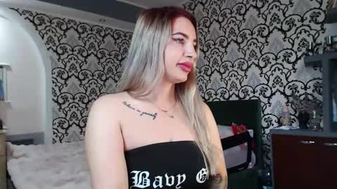 Snapshot of lorasinclare chatting on May 8, 2026, 7:46 am Queen LoraSinClare online show from May 8, 2026, 7:46 am