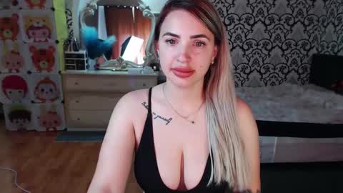 Snapshot of lorasinclare chatting on May 20, 2026, 7:36 am Queen LoraSinClare online show from May 20, 2026, 7:36 am