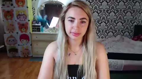 Snapshot of lorasinclare chatting on June 2, 2026, 7:10 am Queen LoraSinClare online show from June 2, 2026, 7:10 am