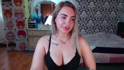 Snapshot of lorasinclare chatting on June 4, 2026, 7:47 am Queen LoraSinClare online show from June 4, 2026, 7:47 am