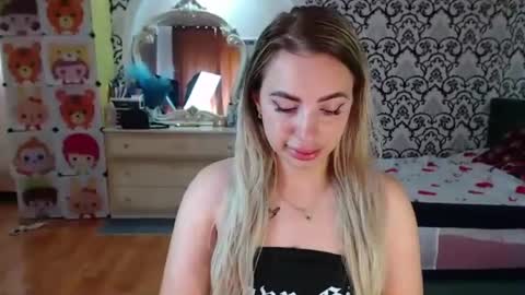 Snapshot of lorasinclare chatting on June 18, 2026, 7:52 am Queen LoraSinClare online show from June 18, 2026, 7:52 am