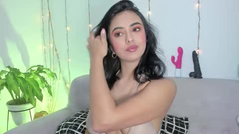 L O R E N online show from February 18, 2026, 1:01 am