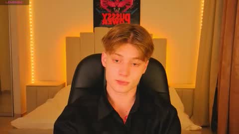 Snapshot of louie_evans chatting on November 18, 2025, 8:46 pm louie_evans online show from November 18, 2025, 8:46 pm