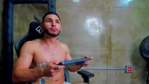 Snapshot of louis_connor chatting on March 12, 2025, 1:58 am Louis online show from March 12, 2025, 1:58 am