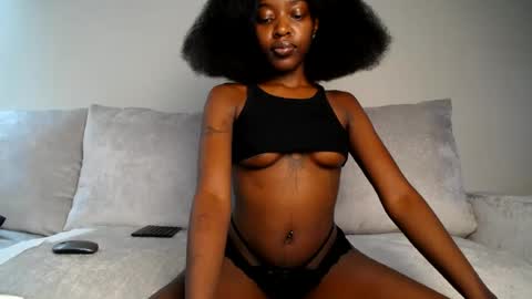 Snapshot of love_miah chatting on August 5, 2026, 12:19 pm Miah online show from August 5, 2026, 12:19 pm