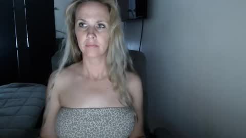 Snapshot of love_on_ chatting on May 3, 2026, 2:12 pm LoVe On online show from May 3, 2026, 2:12 pm