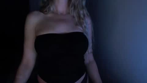 Snapshot of love_on_ chatting on June 7, 2026, 10:52 am LoVe On online show from June 7, 2026, 10:52 am