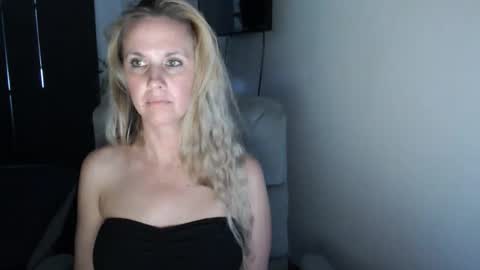 Snapshot of love_on_ chatting on June 8, 2026, 2:01 am LoVe On online show from June 8, 2026, 2:01 am