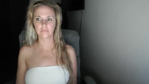 Snapshot of love_on_ chatting on June 9, 2026, 10:38 am LoVe On online show from June 9, 2026, 10:38 am
