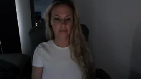 Snapshot of love_on_ chatting on June 15, 2026, 1:08 am LoVe On online show from June 15, 2026, 1:08 am