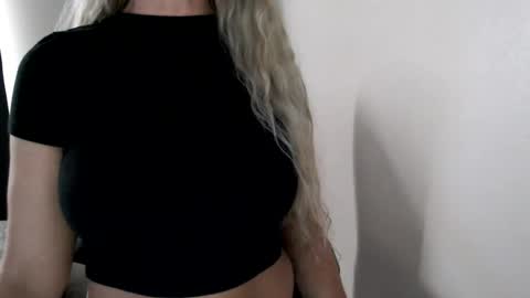 Snapshot of love_on_ chatting on June 28, 2026, 2:34 pm LoVe On online show from June 28, 2026, 2:34 pm