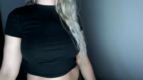 Snapshot of love_on_ chatting on June 29, 2026, 10:59 am LoVe On online show from June 29, 2026, 10:59 am