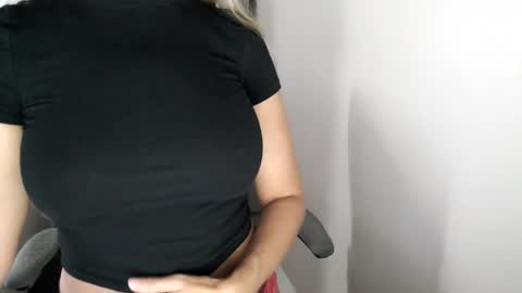 Snapshot of love_on_ chatting on July 10, 2026, 2:41 pm LoVe On online show from July 10, 2026, 2:41 pm