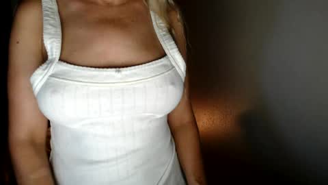 Snapshot of love_on_ chatting on July 15, 2026, 10:20 am LoVe On online show from July 15, 2026, 10:20 am