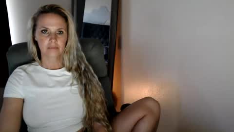 Snapshot of love_on_ chatting on July 15, 2026, 11:21 pm LoVe On online show from July 15, 2026, 11:21 pm