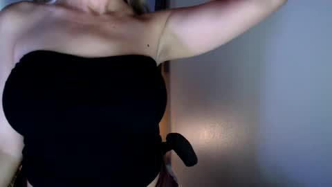 Snapshot of love_on_ chatting on July 20, 2026, 2:15 am LoVe On online show from July 20, 2026, 2:15 am