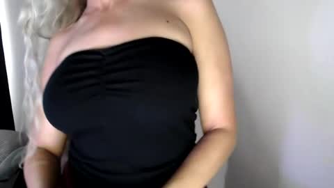 Snapshot of love_on_ chatting on July 20, 2026, 2:52 pm LoVe On online show from July 20, 2026, 2:52 pm