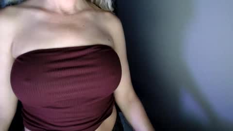 Snapshot of love_on_ chatting on July 25, 2026, 2:53 am LoVe On online show from July 25, 2026, 2:53 am