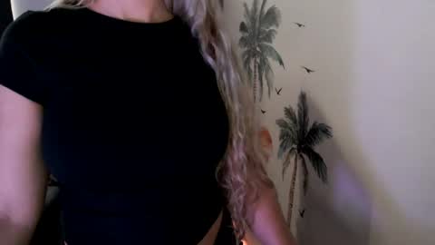 Snapshot of love_on_ chatting on July 30, 2026, 1:54 pm LoVe On online show from July 30, 2026, 1:54 pm