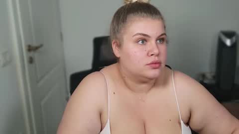 Snapshot of love_wiggy18 chatting on September 29, 2025, 2:22 pm Ally online show from September 29, 2025, 2:22 pm