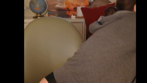 Snapshot of lovefuckingnsucking chatting on February 2, 2026, 12:37 pm Ashley and Leon online show from February 2, 2026, 12:37 pm